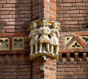 Figures on a brick building on the square Am Sande