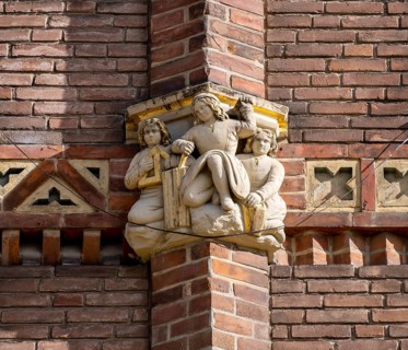 Figures on a brick building on the square Am Sande