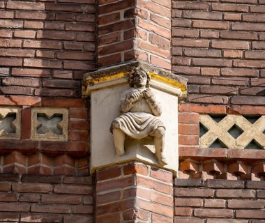 Figures on a brick building on the square Am Sande