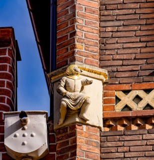 Figures on a brick building on the square Am Sande