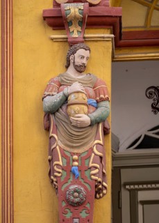 Male herm with apothecary vessel on the portal of the Alte Raths-Apotheke from 1598