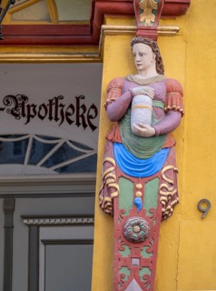 Female herm with apothecary vessel on the portal of the Alte Raths-Apotheke from 1598