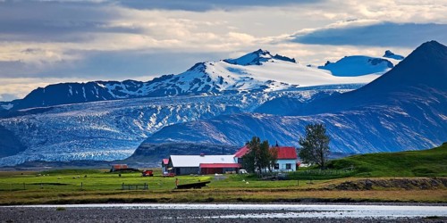 Holtasel farm in front of Flaajoekull glacier