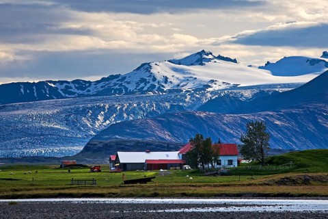 Holtasel farm in front of Flaajoekull glacier
