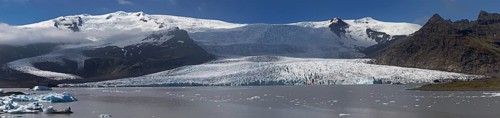 The glacier Fjallsjoekull with the glacial lake Fjallsarlon