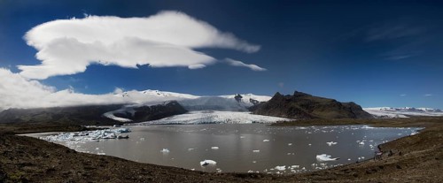 The glacier Fjallsjoekull with the glacial lake Fjallsarlon