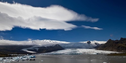 The glacier Fjallsjoekull with the glacial lake Fjallsarlon
