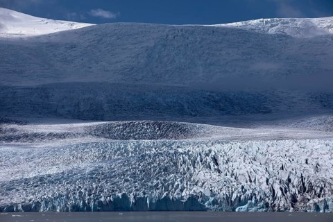 The glacier Fjallsjoekull with the glacial lake Fjallsarlon