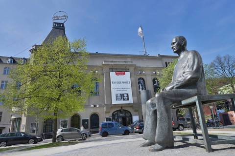 Bertolt Brecht Statue