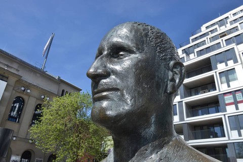 Bertolt Brecht Statue