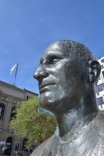 Bertolt Brecht Statue