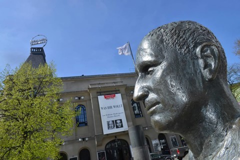 Bertolt Brecht Statue
