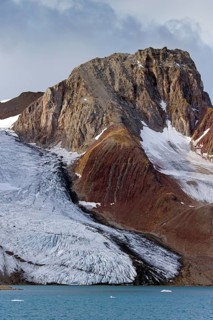 The Samarinbreen glacier flows into Samarinvagen