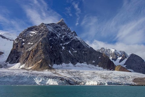 The Samarinbreen glacier flows into Samarinvagen