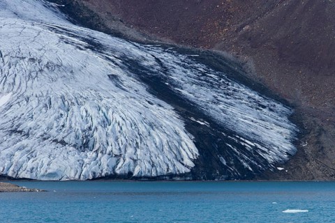 The Samarinbreen glacier flows into Samarinvagen