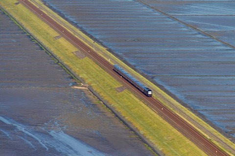 Train on the Hindenburg dam