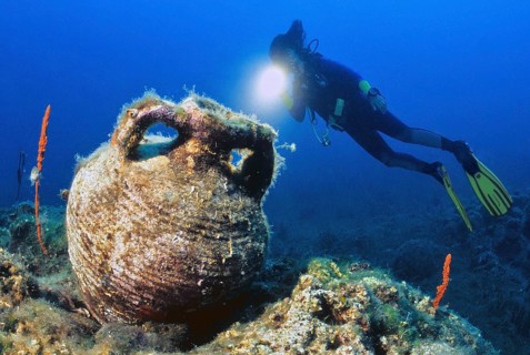Diver with antique Roman amphora for olive oil