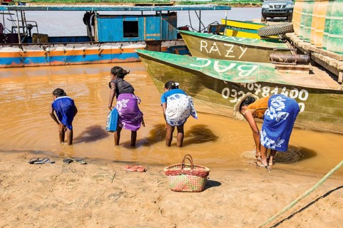 Malagasy woman clean themselves in the river