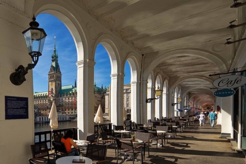 Alster arcades with view of the town hall tower
