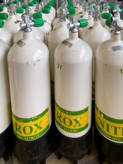Diving cylinders tested by TUeV Diving equipment Gas cylinders Pressure tanks for recreational divers filled with 200 bar Nitrox 32 percent