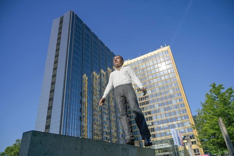 Sculpture "Balancing Act" by Stephan Balkenhol