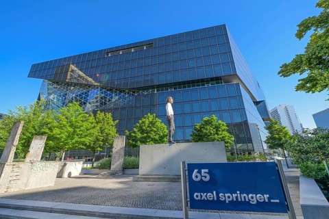Sculpture "Balancing Act" by Stephan Balkenhol New Building Springer-Verlag