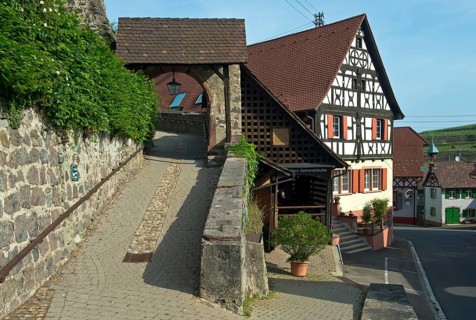 Gate at Hinterer Kirchweg to the parish church of Saint Petronilla and half-timbered house Dutters Stube
