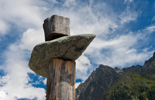 Detail of the sculpture Herweg in Gasterntal by Junior Chamber International Frutigland