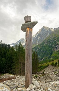 Detail of the sculpture Herweg in Gasterntal by Junior Chamber International Frutigland