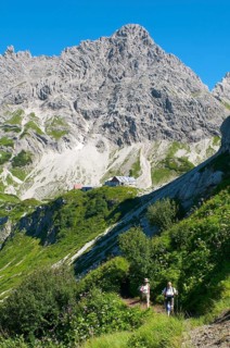Prinz-Luitpold-Haus below the Hochvogel massif