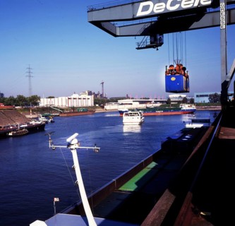 Duisburg: Working in the port of Duisburg on 24. 10. 1995 loading ships. Germany