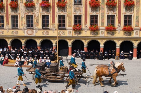 Wallenstein's entry in 1630 in front of the wheelhouse on the market square
