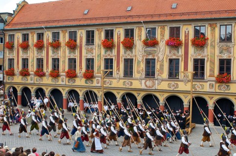 Wallenstein's entry in 1630 in front of the wheelhouse on the market square