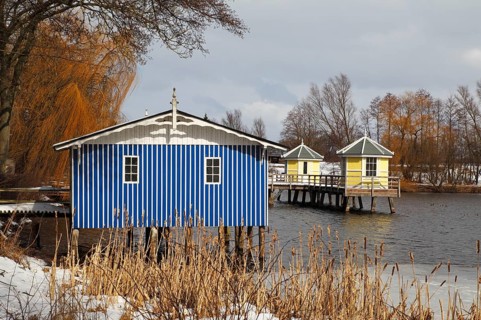 Bathing jetty with bathing hut