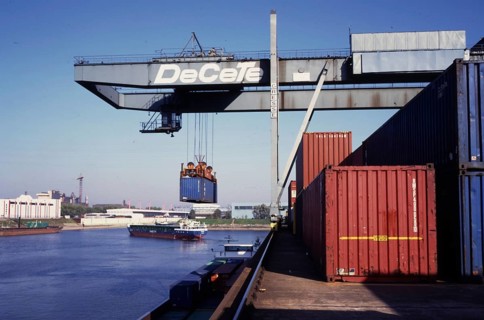 Duisburg: Working in the port of Duisburg on 24. 10. 1995 loading ships. Germany