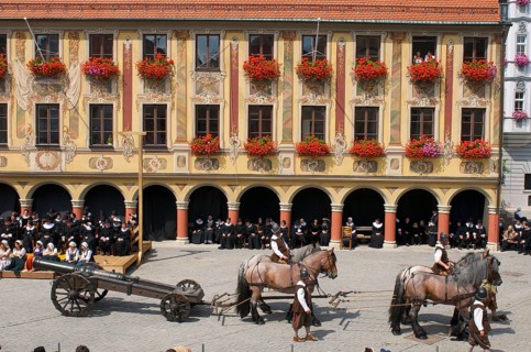 Wallenstein's entry in 1630 in front of the wheelhouse on the market square
