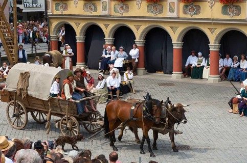 Wallenstein's entry in 1630 in front of the wheelhouse on the market square