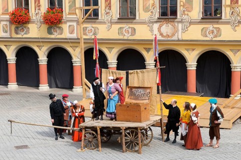 Wallenstein's entry in 1630 in front of the wheelhouse on the market square