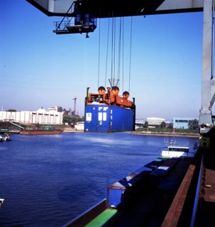 Duisburg: Working in the port of Duisburg on 24. 10. 1995 loading ships. Germany