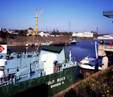 Duisburg: Working in the port of Duisburg on 24. 10. 1995 loading ships. Germany