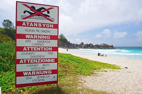 Sign with warnings in different languages about currents