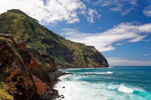 Coast sloping steeply into the sea