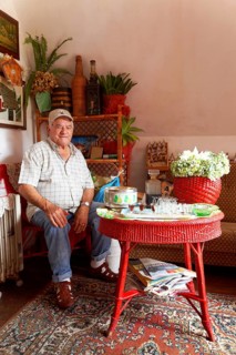 Old man greets guests with Madeira Wine in Casa de Como