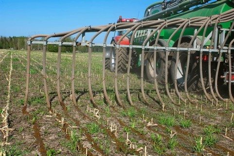 Case 225 Tractor with Samson vacuum slurry tanker and slurry injector injecting slurry into stubble field