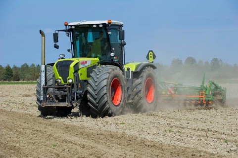 Claas Xerion 3300 TRAC VC tractor with Amazone Catros 5501-T disc harrows