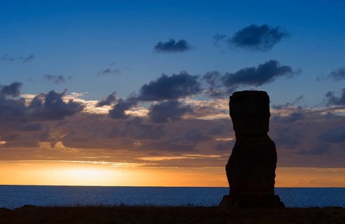 Hanga Kio'e Moai at sunset