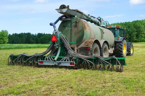 John Deere 8530 tractor with Samson vacuum slurry tanker and slurry injector