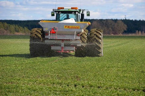 John Deere 8530 tractor with Bredal TX3500 spreader
