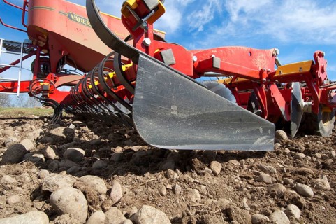 Close-up of the Spirit 800S cultivator-seeder from Vaderstad on a field with stony soil
