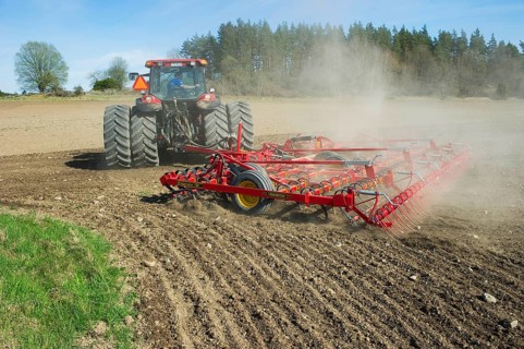 John Deere 7720 tractor with Vaderstad NZ-Aggressive-800 harrows